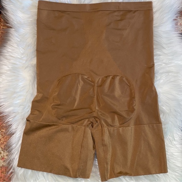 New! Spanx OnCore High-Waist Mid-Thigh Short - Picture 2 of 8